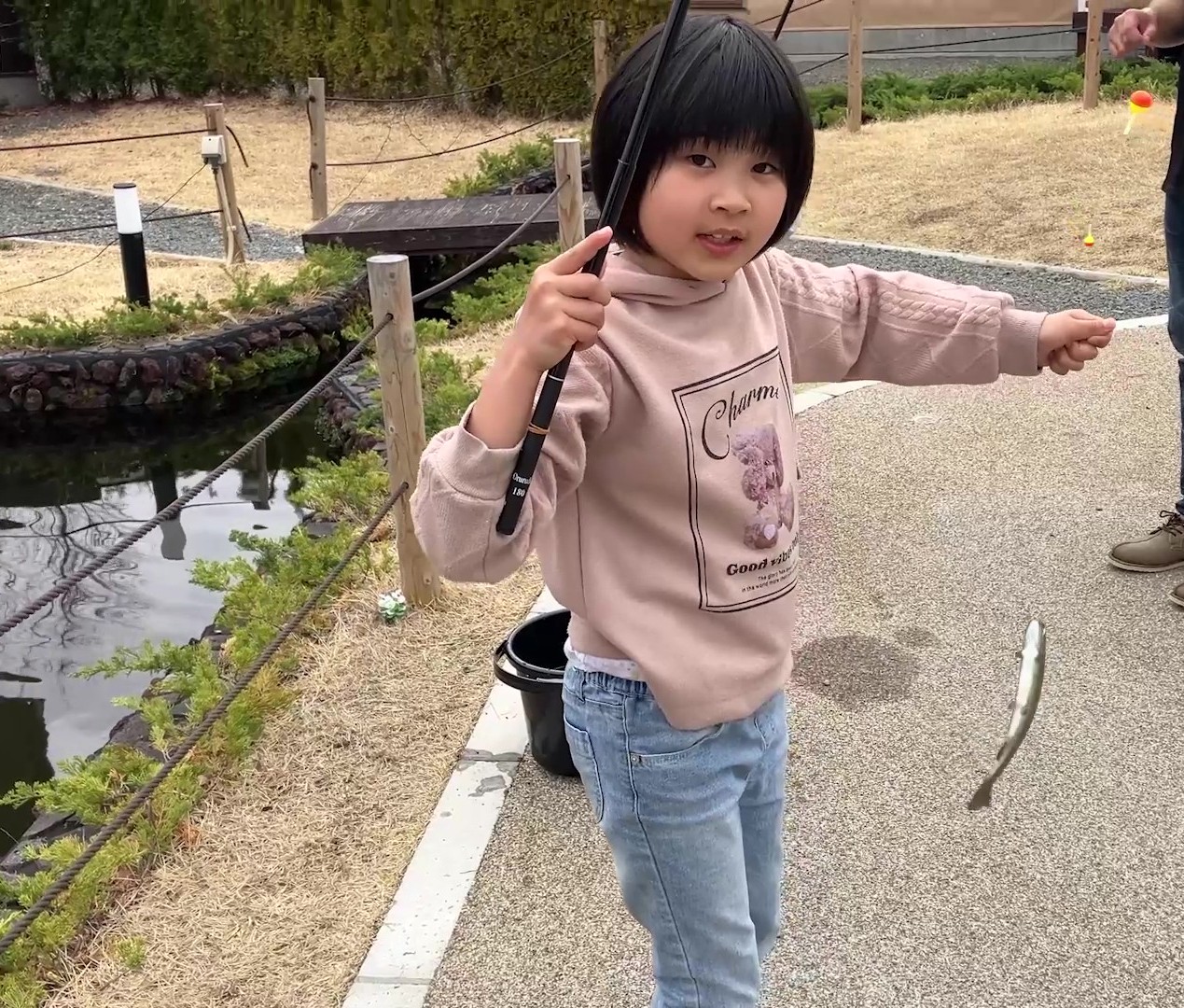 敷地内の池で楽しむニジマス釣り
